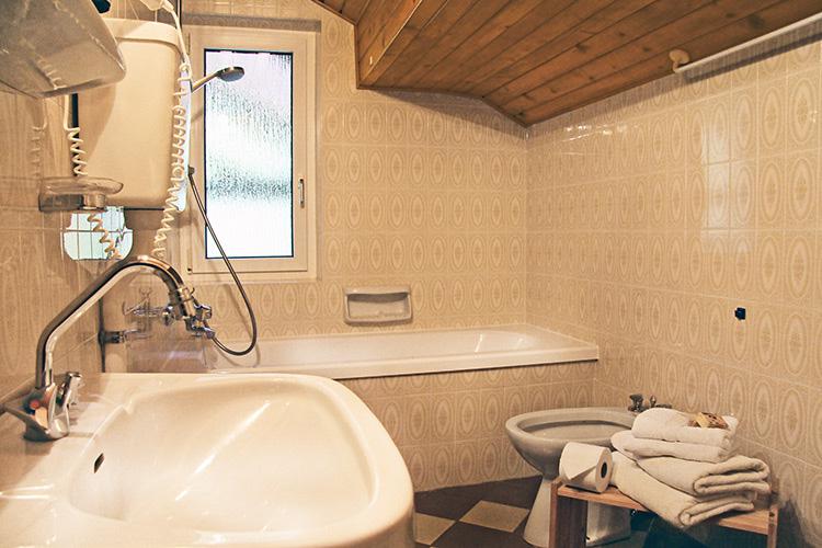 Ferienwohnung Belaut – Badezimmer mit Badewanne