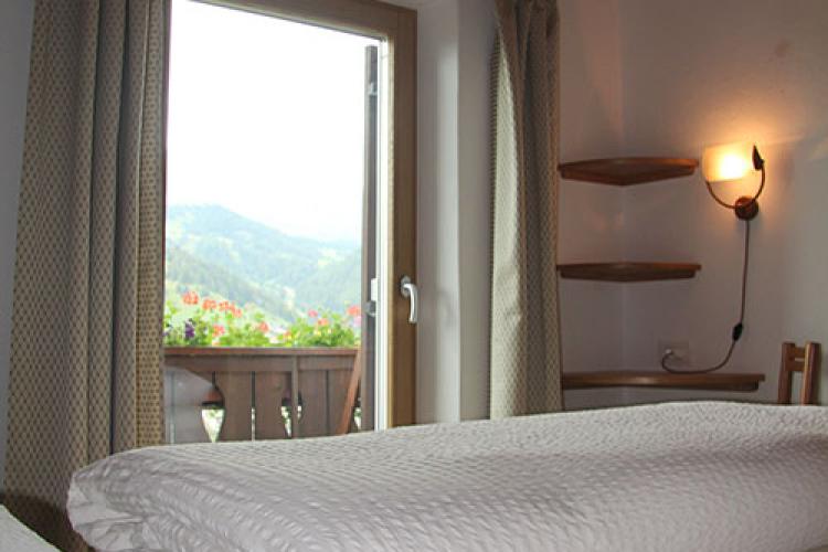 Apartment Saslong – North-facing balcony with views over the Geisler Peaks