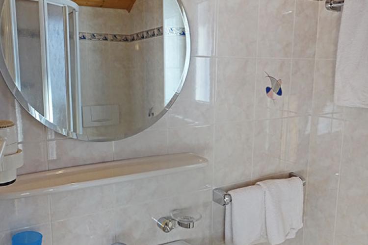 Ferienwohnung Ciaslat – Badezimmer mit Dusche
