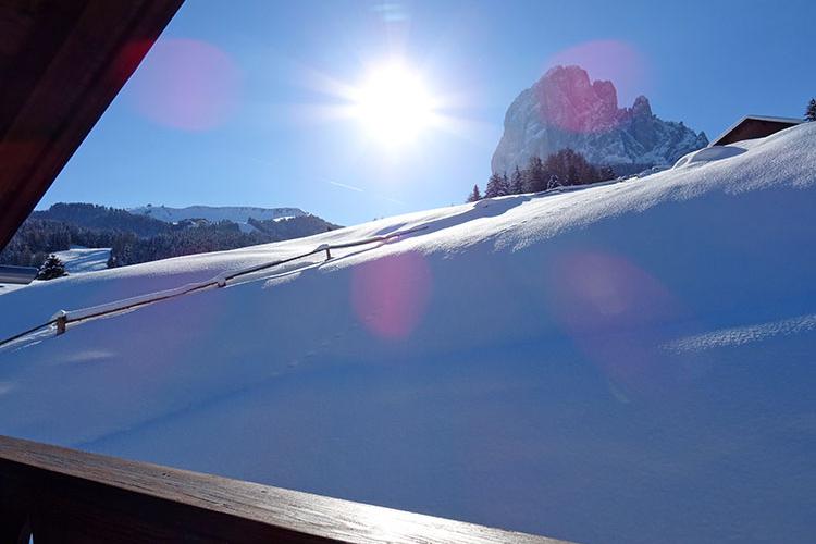 Appartamento Ciaslat – balcone orientato a sud, con vista sul Sassolungo e la pista di discesa maschile Saslong