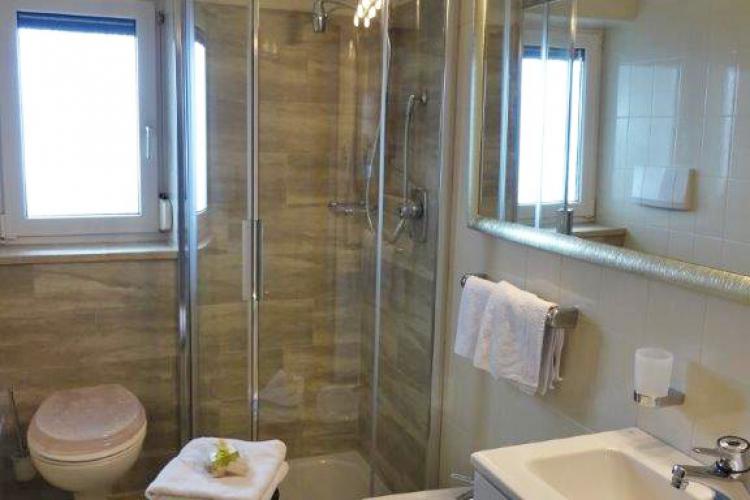 Ferienwohnung Saslong – Badezimmer mit Dusche