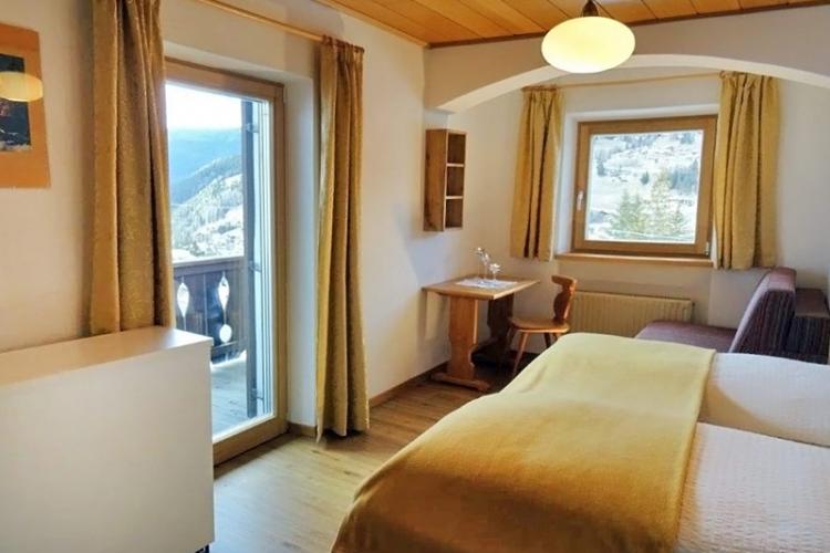 Ferienwohnung Saslong – Doppelbettzimmer mit West-Balkon