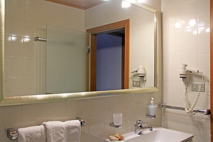 Apartment Sëura Sas – Bathroom with hairdryer