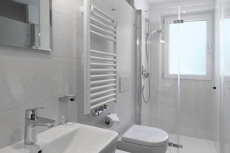 Apartment Saslong – Bathroom with shower